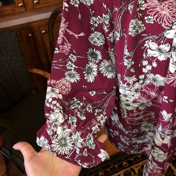 Lake Flower size Medium wine colored floral v/neck - Picture 2 of 4